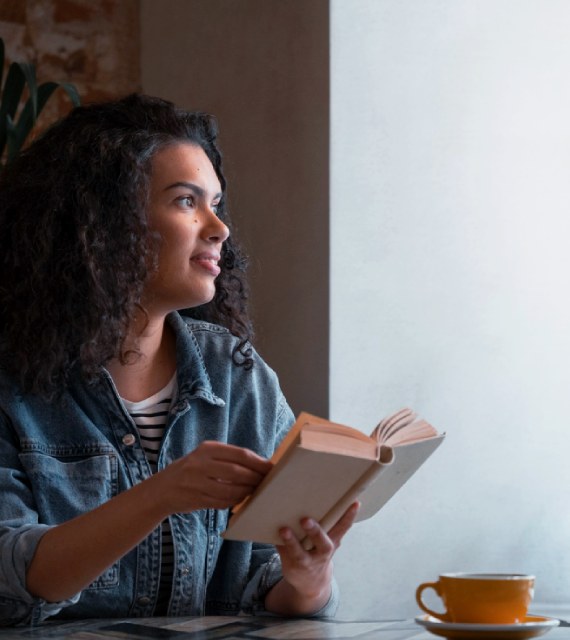 Mulher lendo livro