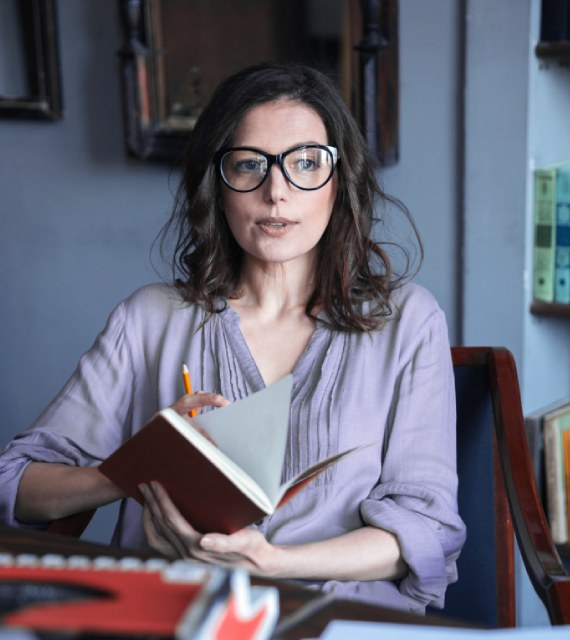 Mulher com livro institucional