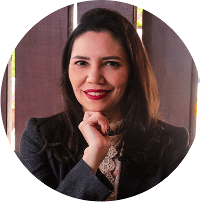 Foto da autora Karine Holanda